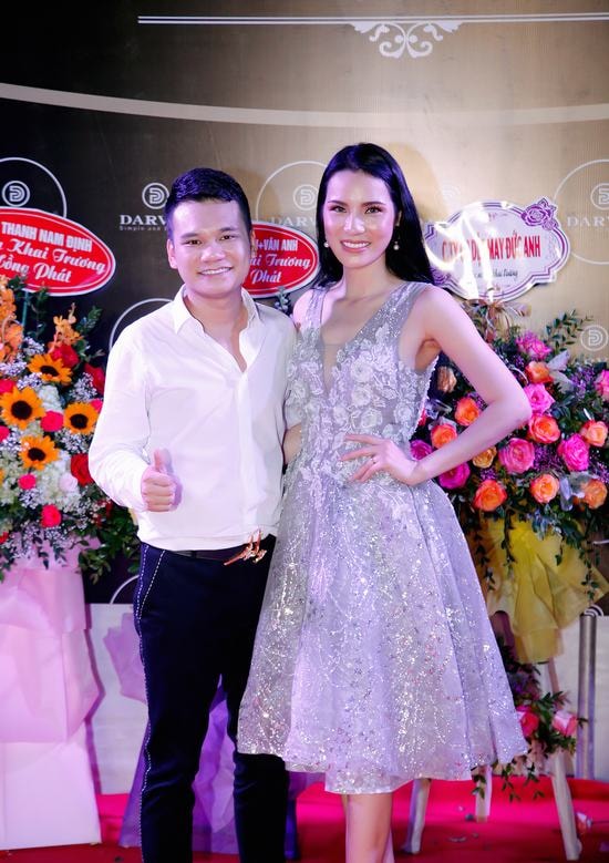 Ca sỹ Khắc Việt lịch lãm bên dàn siêu mẫu trong show khai trương thời trang Darvin