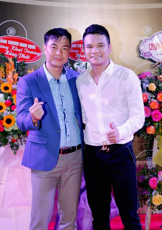 Ca sỹ Khắc Việt lịch lãm bên dàn siêu mẫu trong show khai trương thời trang Darvin