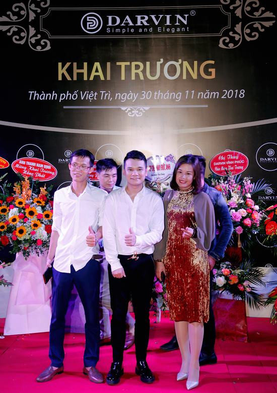 Ca sỹ Khắc Việt lịch lãm bên dàn siêu mẫu trong show khai trương thời trang Darvin