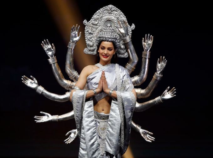 H'Hen Niê rạng rỡ mang “Bánh Mì” lên sân khấu Miss Universe 
