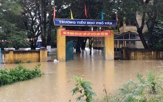 Mưa lũ nhấn chìm hàng nghìn ngôi nhà ở Quảng Ngãi, Bình Định