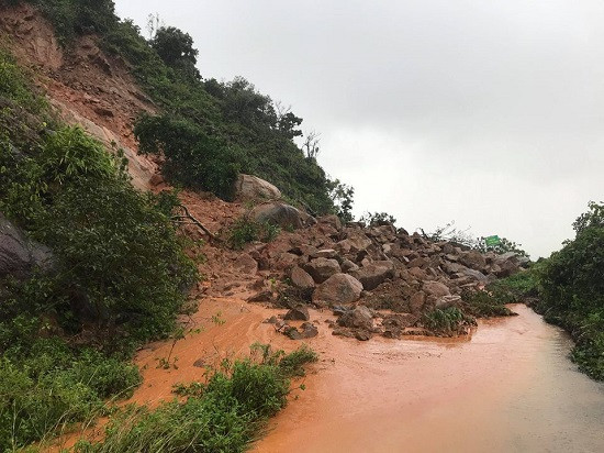 Nhiều tuyến đường núi ở Đà Nẵng sạt lở nghiêm trọng do mưa lũ