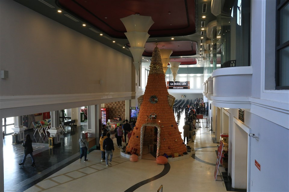 Du khách đổ lên Fansipan chiêm ngưỡng “cây thông Noel đẹp nhất châu Âu” 