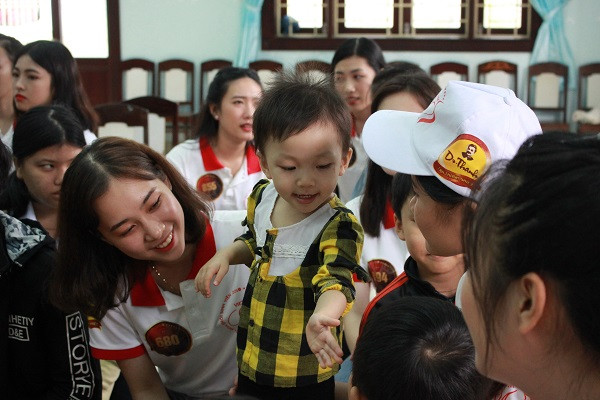 Thí sinh Hoa khôi sinh viên thể hiện lòng nhân ái bằng các hoạt động an sinh xã hội