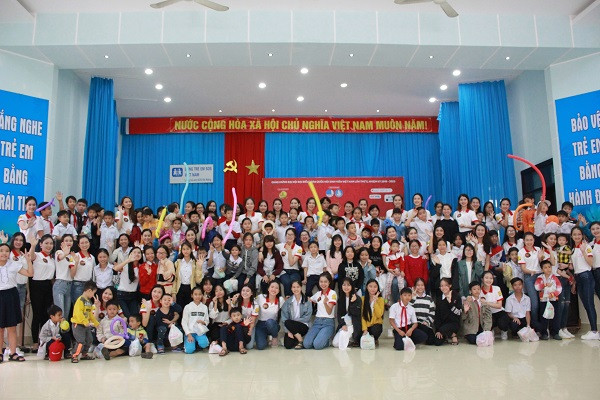 Thí sinh Hoa khôi sinh viên thể hiện lòng nhân ái bằng các hoạt động an sinh xã hội