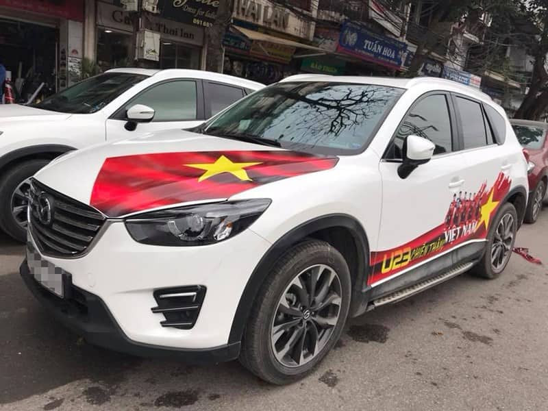 Ủng hộ ĐTQG Việt Nam, gara ô tô dán decal trang trí miễn phí