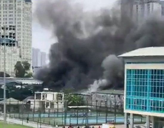 Cháy lớn tại gara ô tô gần sân vận động Mỹ Đình