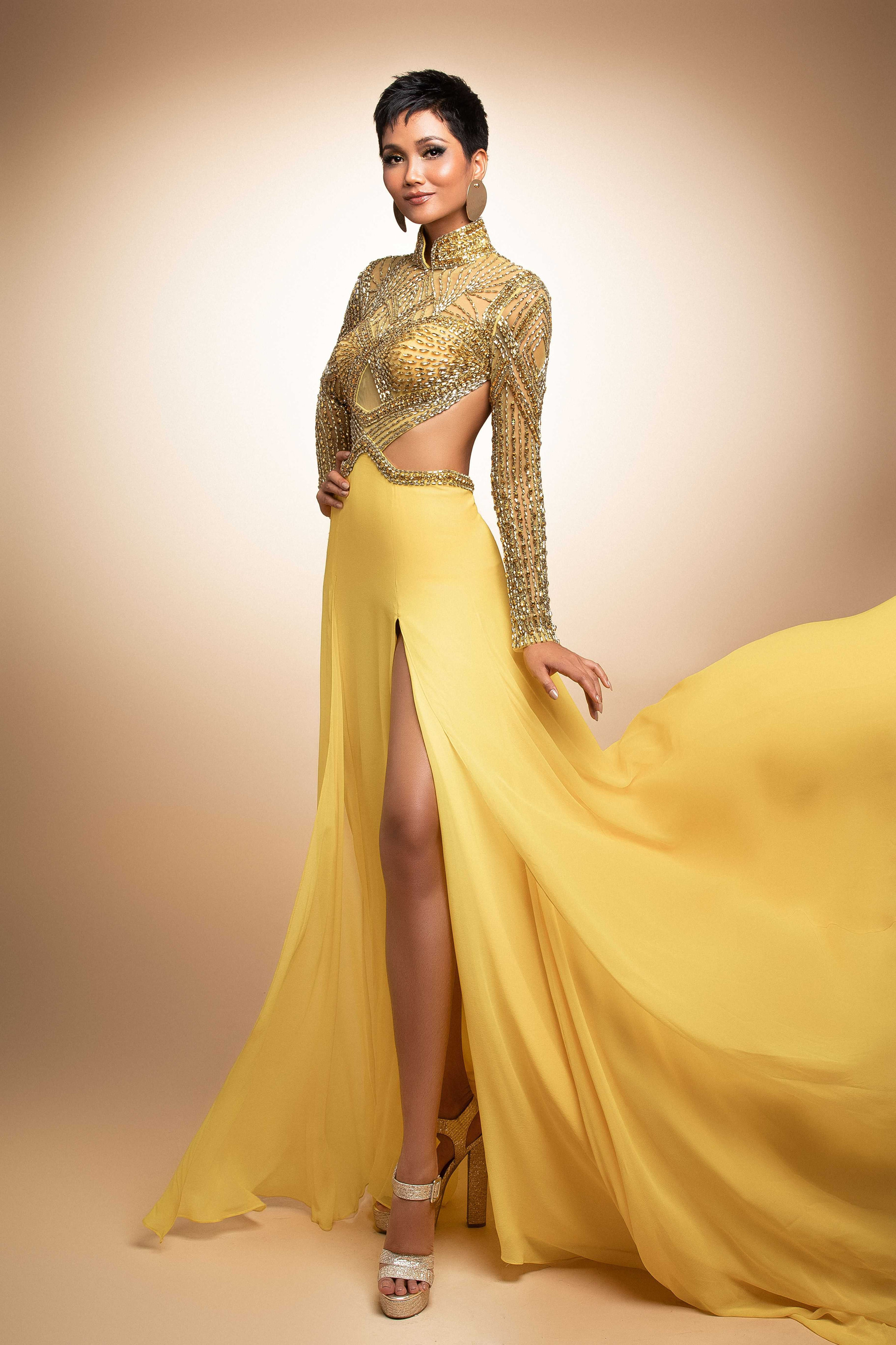 H'Hen Niê quyến rũ với váy dạ hội xẻ cao bất tận trước thềm bán kết Miss Universe 2018