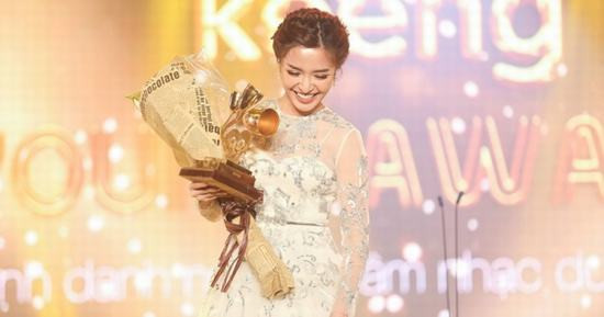 Bích Phương và sự lột xác bất ngờ với Bùa Yêu sau một năm đạt giải Keeng Young Awards 2017