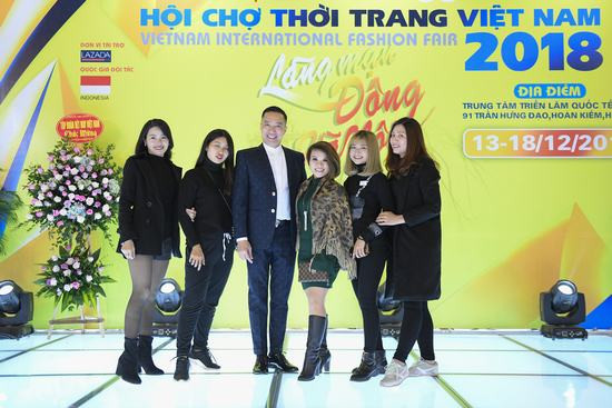 Nhà thiết kế Đỗ Trịnh Hoài Nam mở màn VIFF 2018 với BST “Sắc màu phương Đông”
