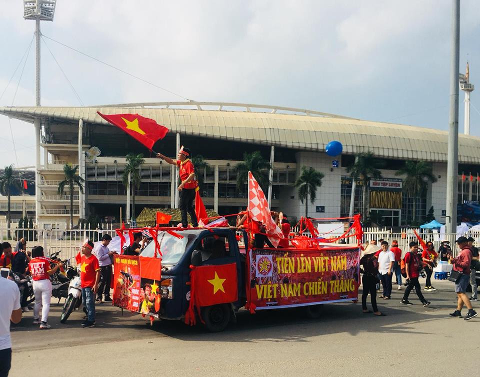 Cờ Tổ quốc “nhuộm đỏ” phố phường trước thềm chung kết AFF Cup 2018