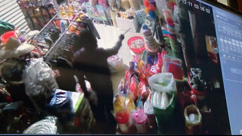 Nhóm trộm liều lĩnh đột nhập siêu thị mini, khống chế chủ nhà