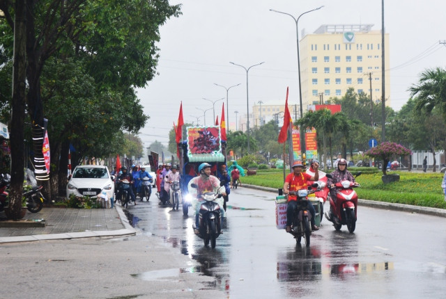 Người dân Quảng Nam đội mưa cổ vũ chung kết AFF Cup 2018