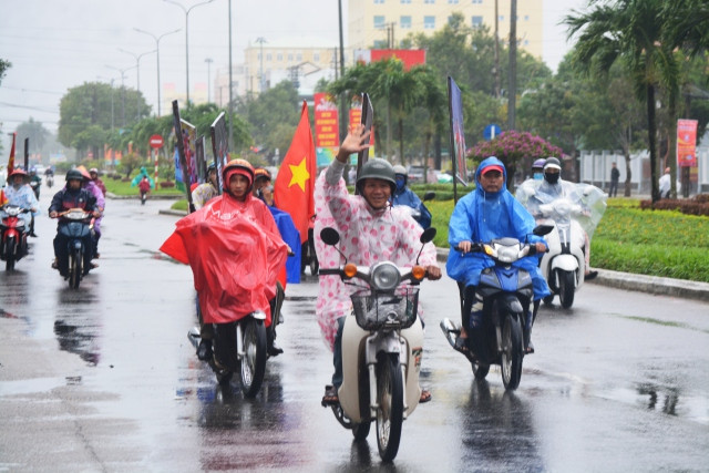 Người dân Quảng Nam đội mưa cổ vũ chung kết AFF Cup 2018