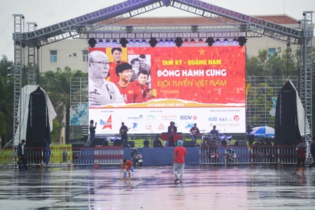 Người dân Quảng Nam đội mưa cổ vũ chung kết AFF Cup 2018