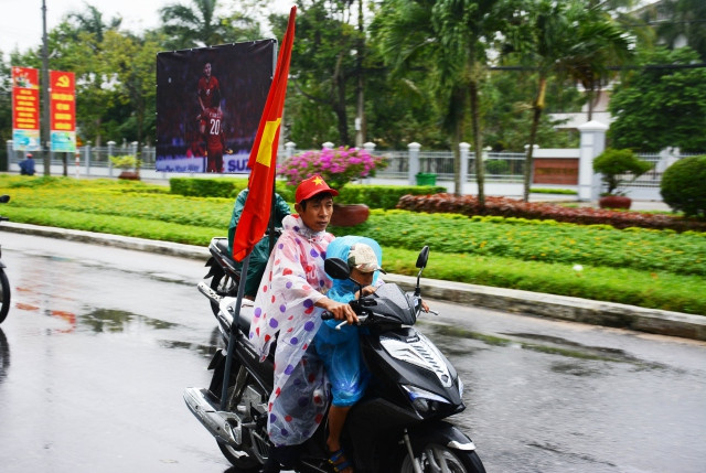 Người dân Quảng Nam đội mưa cổ vũ chung kết AFF Cup 2018