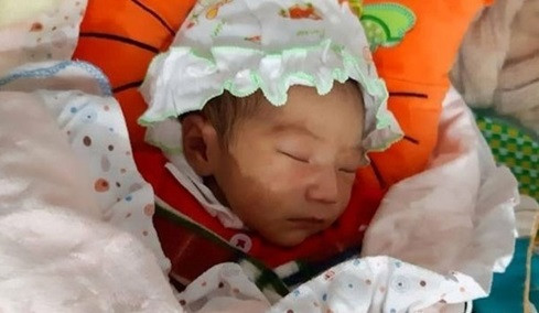 Phát hiện bé gái sơ sinh bị bỏ rơi trước cổng chùa Chí Linh