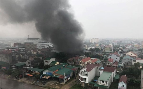 2 gara ô tô bốc cháy tại Quảng Ninh và Nghệ An
