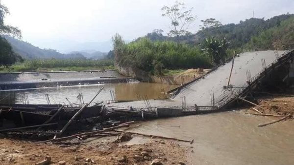 Cầu đang xây dựng bất ngờ đổ sập ở Yên Bái 