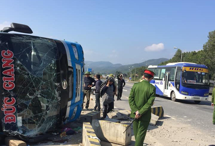 Lật xe khách ở Quảng Ninh, 7 người thương vong