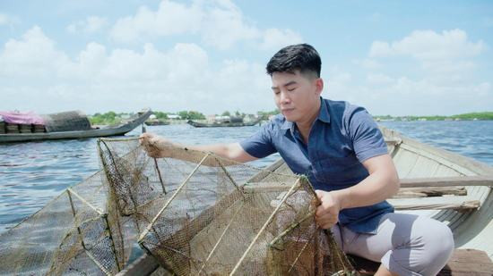 Phá Tam Giang đẹp thơ mộng trong MV “Hai quê” của ca sĩ Việt Tú 