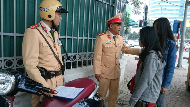 Hà Nội lập 24 tổ công tác phạt người không đội mũ bảo hiểm