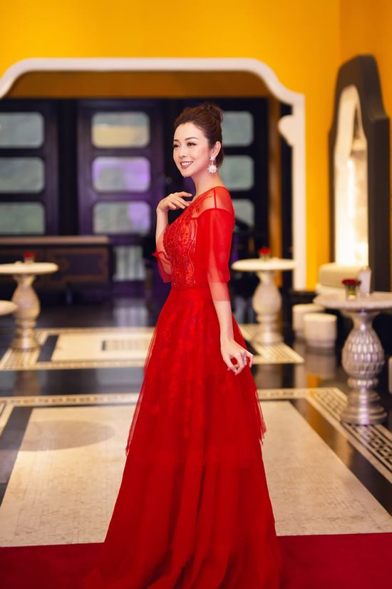 Jennifer Phạm đẹp kiêu sa trong trang phục đỏ rực làm Mc