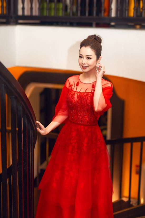 Jennifer Phạm đẹp kiêu sa trong trang phục đỏ rực làm Mc