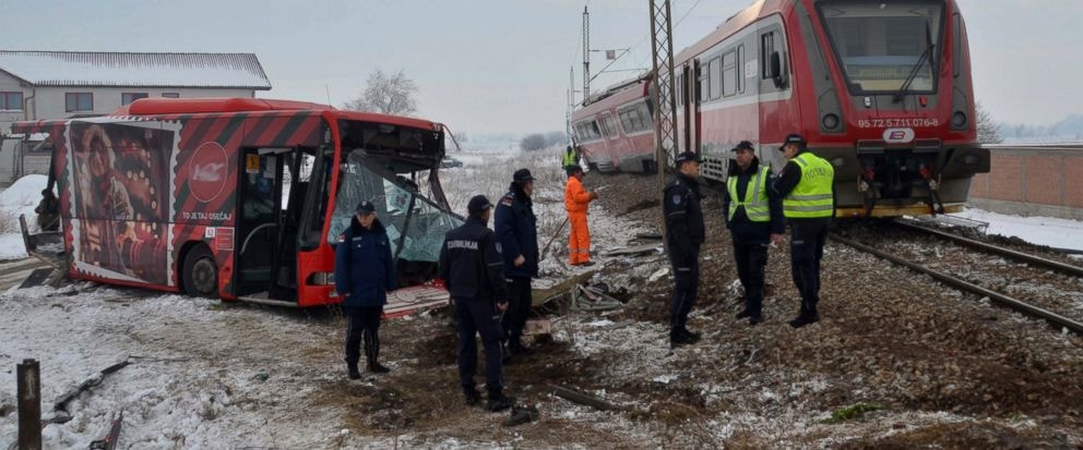 Hiện trường vụ tàu hỏa đâm xe bus tại miền Nam Serbia 