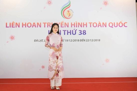 Lê Phương rạng rỡ nhận giải Diễn viên chính xuất sắc tại Liên hoan truyền hình toàn quốc 2018