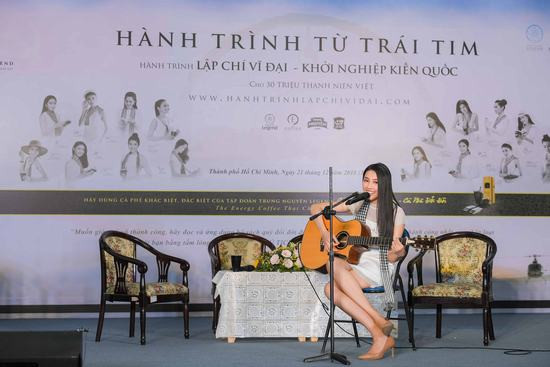 Người đẹp Nhân ái Thùy Tiên trổ tài đàn hát với sinh viên