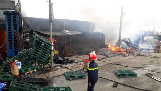 Cháy lớn ở cơ sở kinh doanh đồ tre nứa tại ngã ba Vũng Tàu