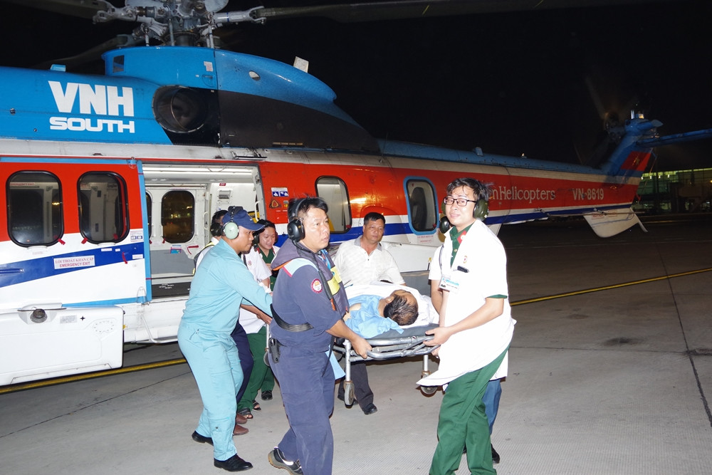 Bác sĩ bay xuyên đêm cấp cứu bệnh nhân ở Trường Sa