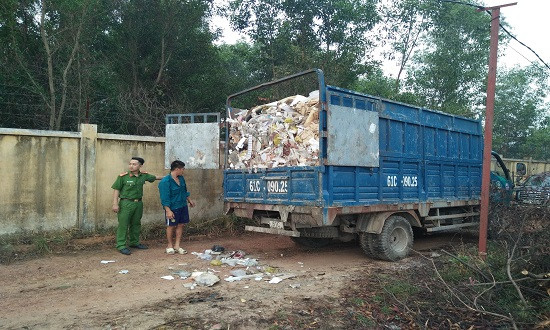 Bắt 7 xe tải chở rác thải từ Bình Dương sang Đồng Nai đổ trộm
