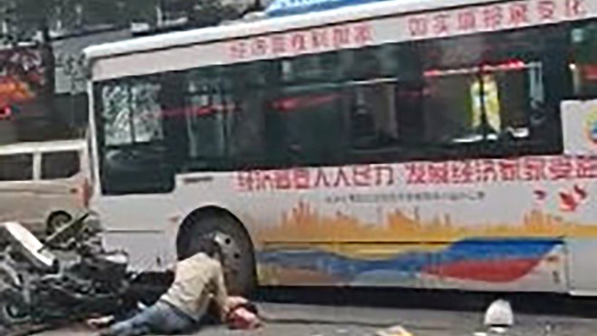 Cướp xe bus ở Trung Quốc, gần 30 người thương vong