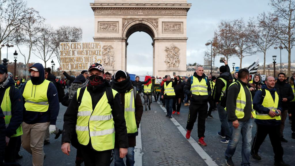 Pháp: “Áo vàng” phá hỏng tiệc cuối năm