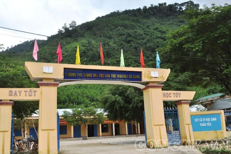 Quảng Ngãi: Núi cao đe dọa “vùi lấp” trường học, trụ sở UBND xã