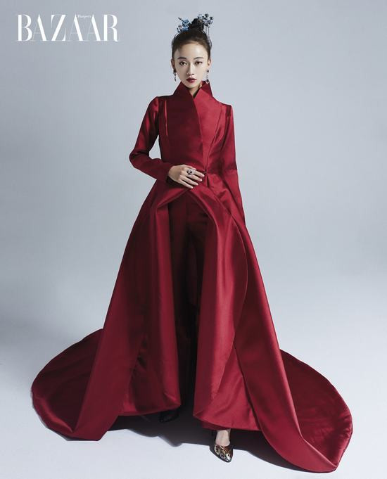 ‘Én nhỏ’ Triệu Vy diện đồ 50.000 USD của Nhà thiết kế Tuyết Lê