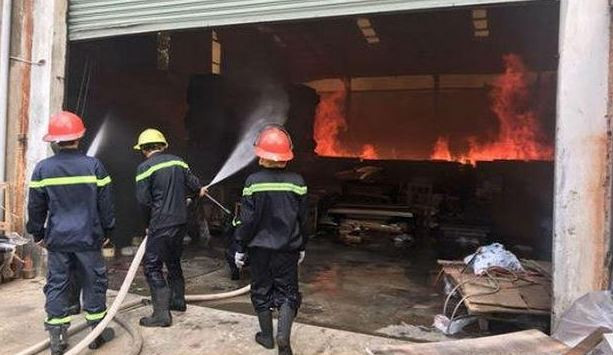 Hỏa hoạn sau tiếng nổ lớn thiêu rụi 1.000m2 nhà xưởng
