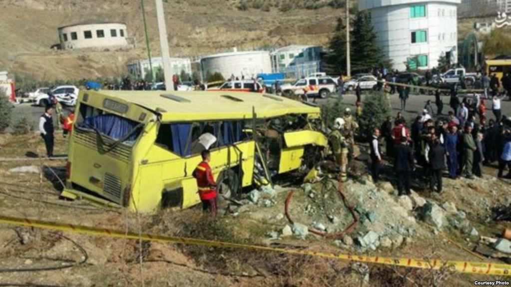 Iran: Ô tô mất lái, lao vào cột bê tông, hàng chục người thương vong