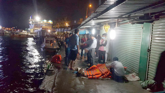 Lật tàu du lịch cao tốc trên vịnh Nha Trang, 3 người thương vong