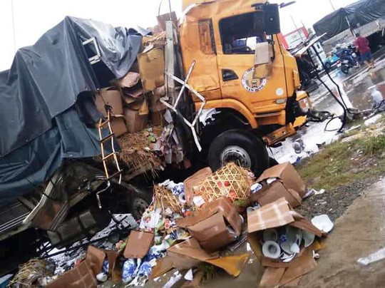 Ô tô tải đối đầu xe container, 2 người tử vong
