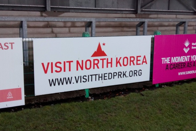 CLB bóng đá Anh treo băng rôn quảng cáo du lịch tới Triều Tiên