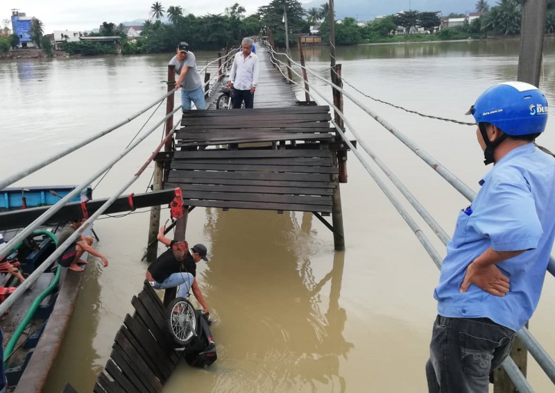 Sập cầu gỗ ở Nha Trang, 4 người rơi xuống sông