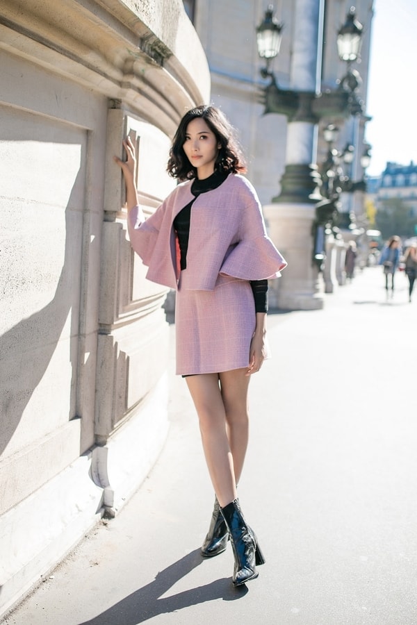 Hoàng Thuỳ khoe street style cực chất ở kinh đô thời trang Paris