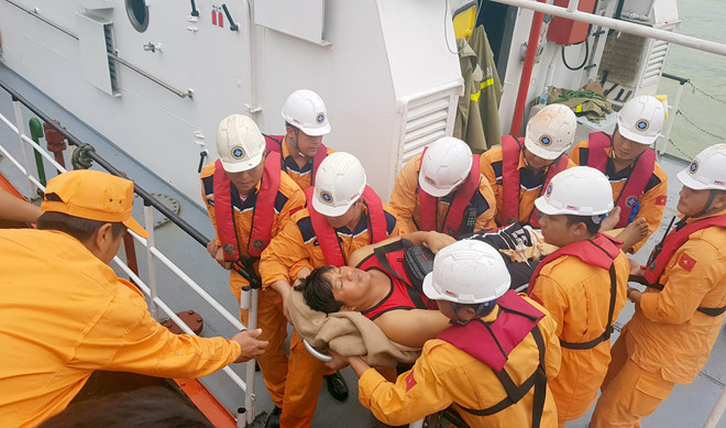Cứu 4 thuyền viên người Philippines bị nạn trên biển