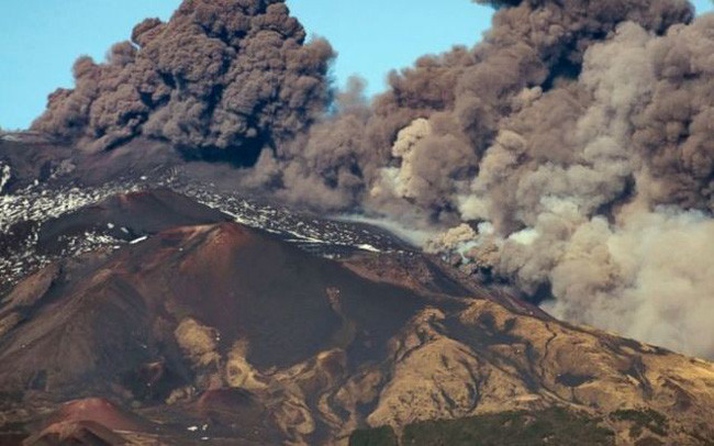 Italy ban bố tình trạng khẩn cấp sau thảm họa động đất và núi lửa 