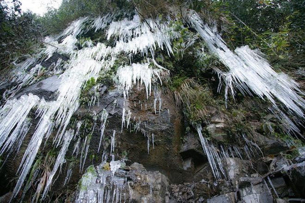 Nhiệt độ giảm sâu, băng tuyết phủ dày đặc trên đỉnh Mẫu Sơn, Phia Oắc