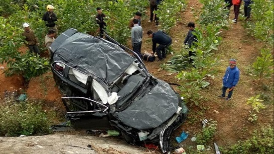 Bắc Kạn: Xe con lao xuống ruộng, 4 người bị thương
