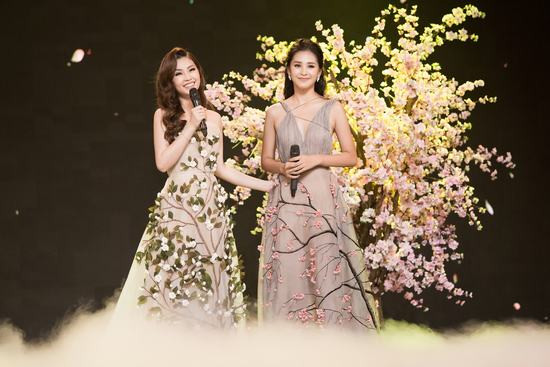 Hoa hậu Tiểu Vy cùng các người đẹp cất tiếng hát chào đón năm mới
